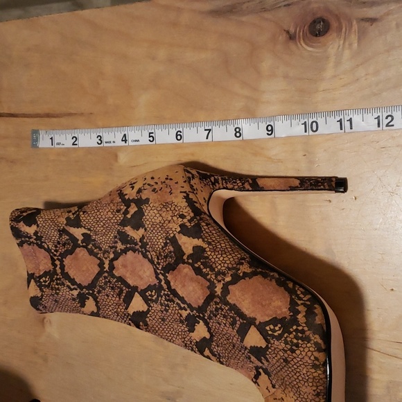 LEMON DROP BY PRIVILEGED  SNAKESKIN PRINT FABRIC STILETTO PEEP TOE BOOTS SZ 8 - Picture 10 of 15